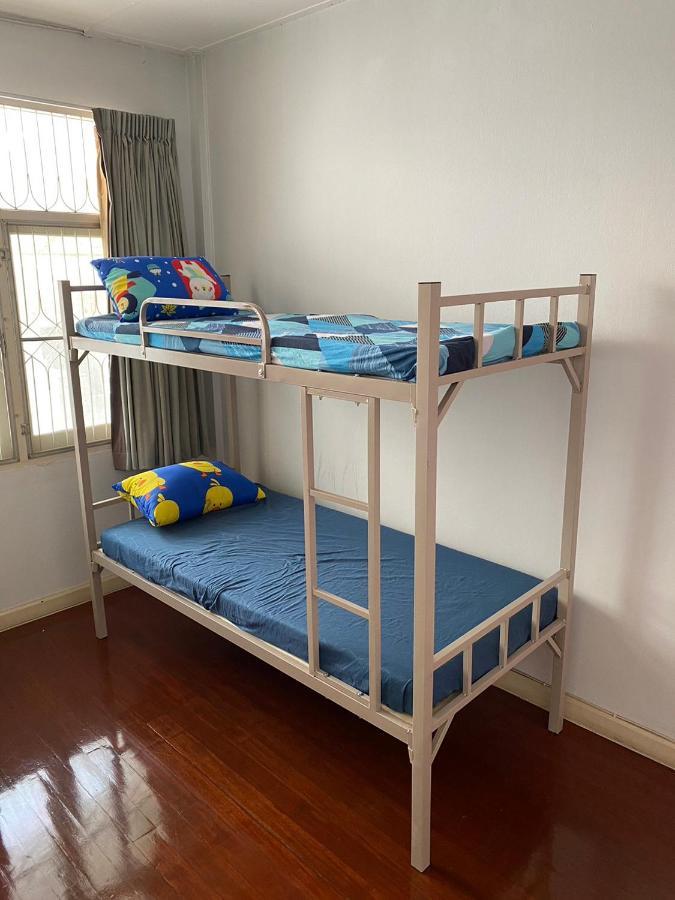 Sura Hostel Bangkok Near Mrt Phra Ram 9 Eksteriør billede