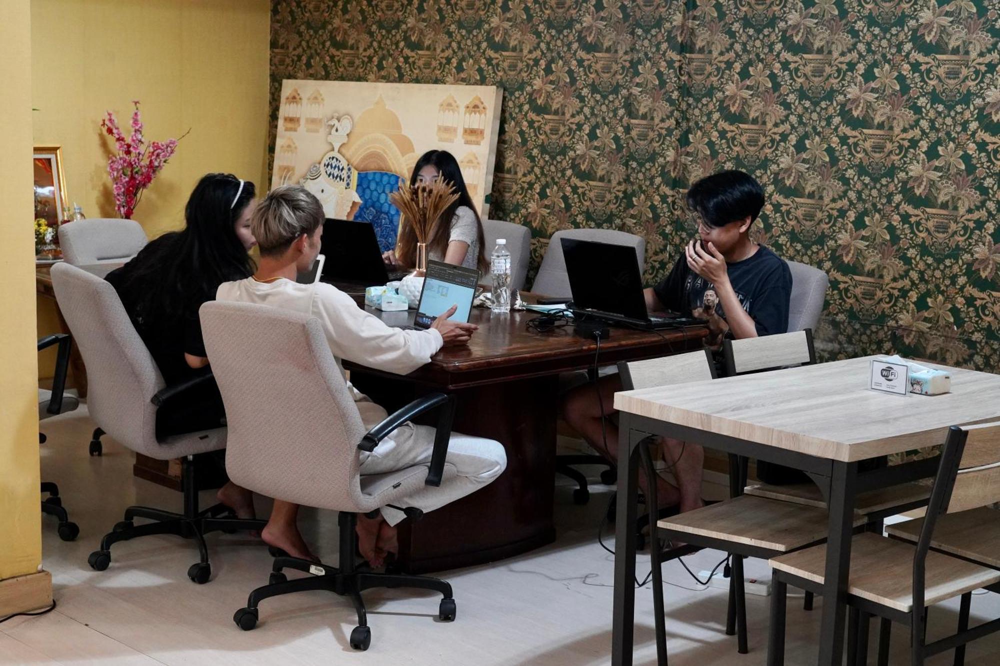 Sura Hostel Bangkok Near Mrt Phra Ram 9 Eksteriør billede