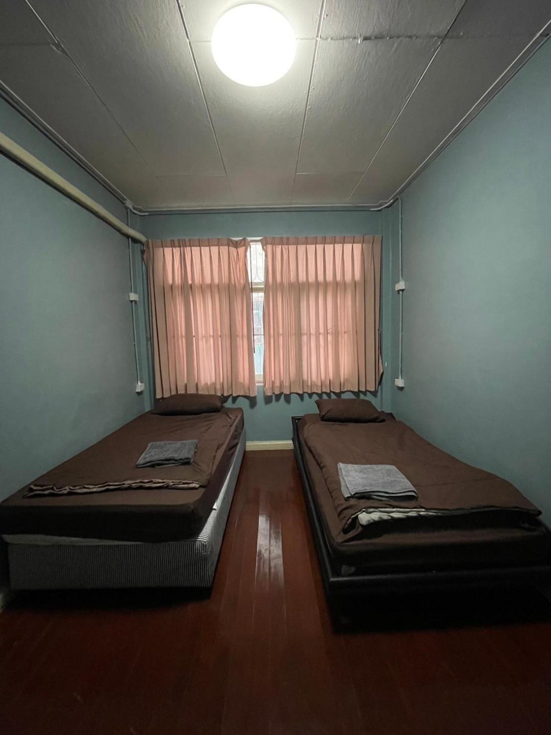 Sura Hostel Bangkok Near Mrt Phra Ram 9 Eksteriør billede