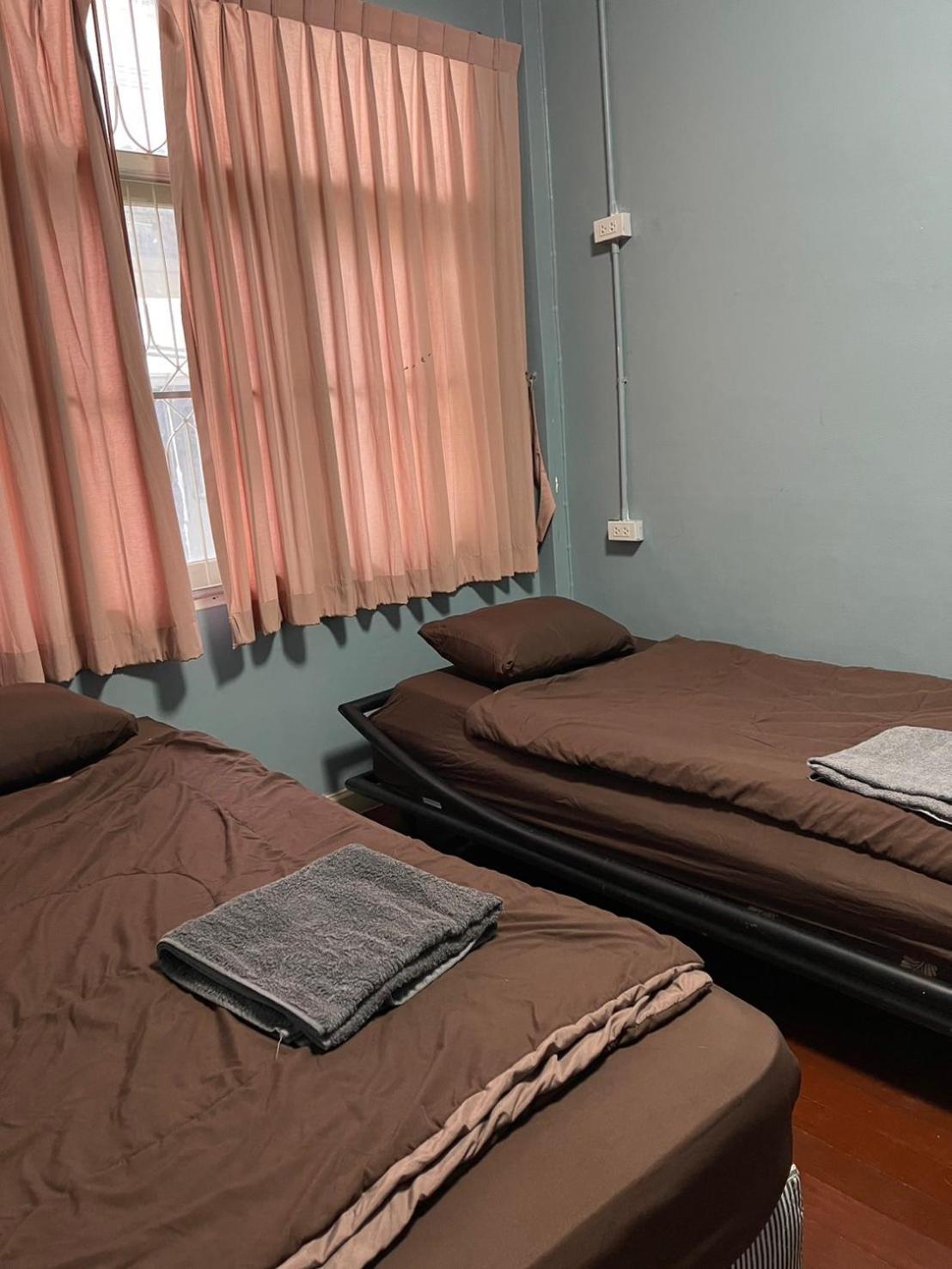 Sura Hostel Bangkok Near Mrt Phra Ram 9 Eksteriør billede